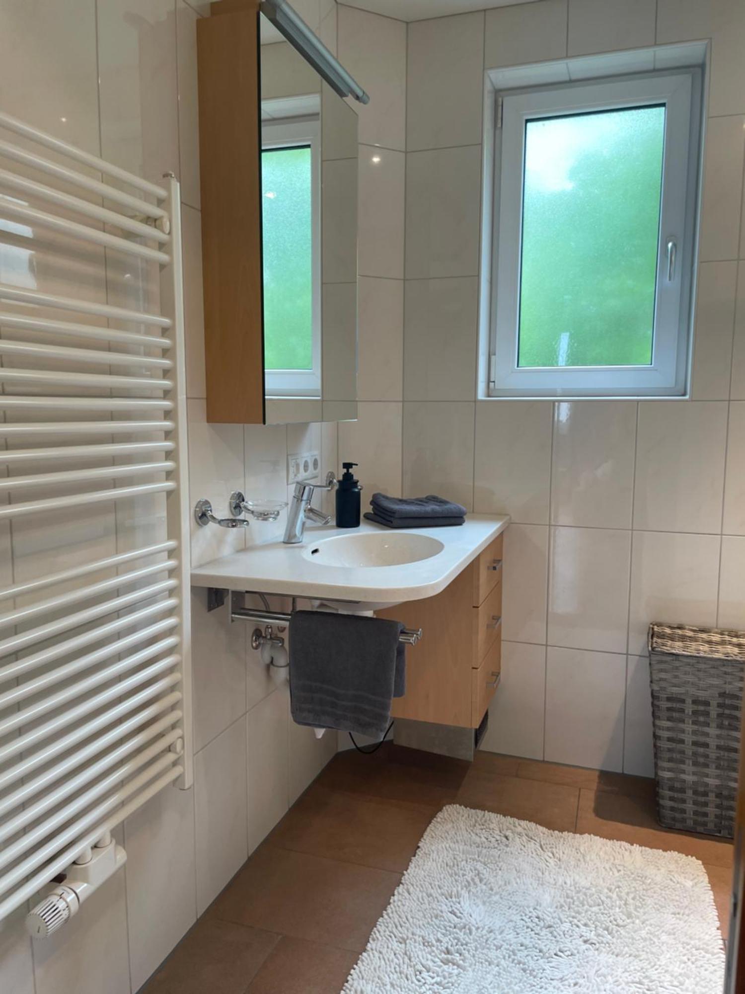 Crown Living Design Apartment - 2 Schlafzimmer - Kueche - Gratis Parkplatz - Abstellraum Fuer Fahrraeder/Ski Mader Екстер'єр фото