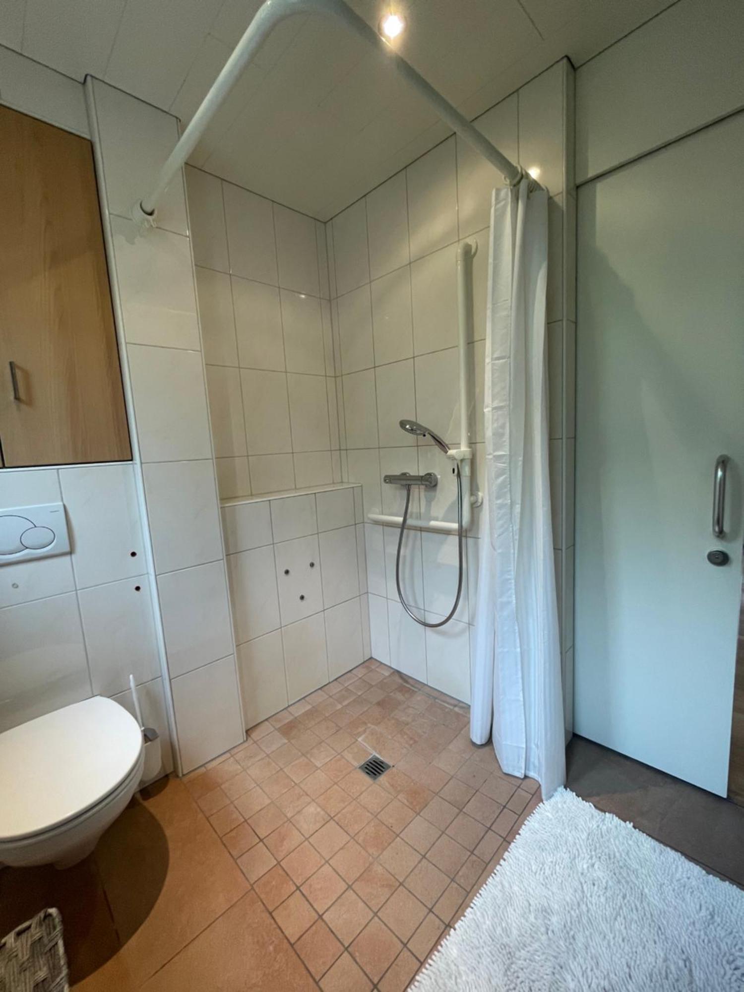 Crown Living Design Apartment - 2 Schlafzimmer - Kueche - Gratis Parkplatz - Abstellraum Fuer Fahrraeder/Ski Mader Екстер'єр фото
