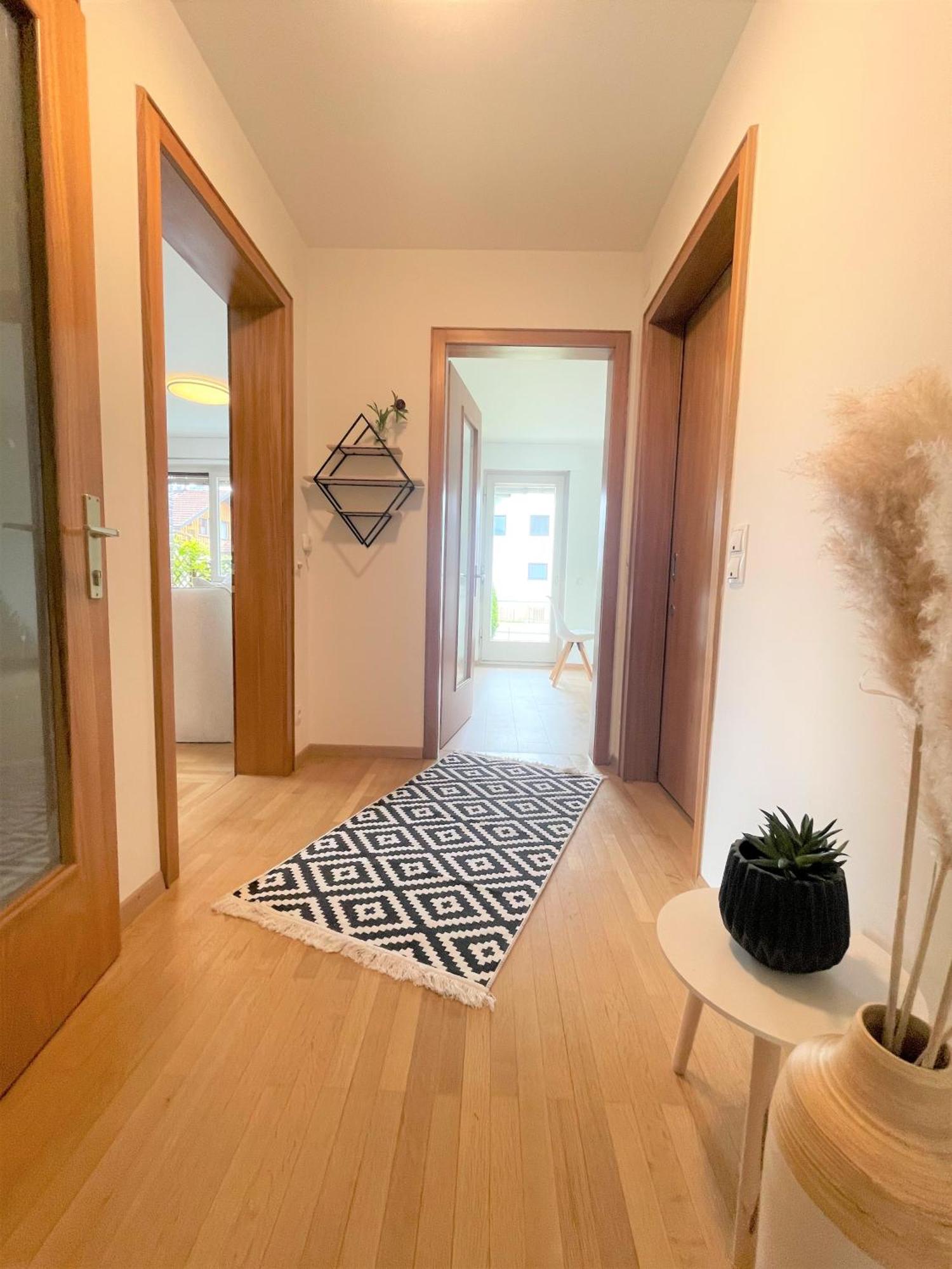 Crown Living Design Apartment - 2 Schlafzimmer - Kueche - Gratis Parkplatz - Abstellraum Fuer Fahrraeder/Ski Mader Екстер'єр фото
